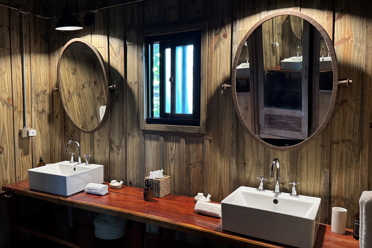 Suinda Lodge Bathroom Suinda Lodge Bathroom