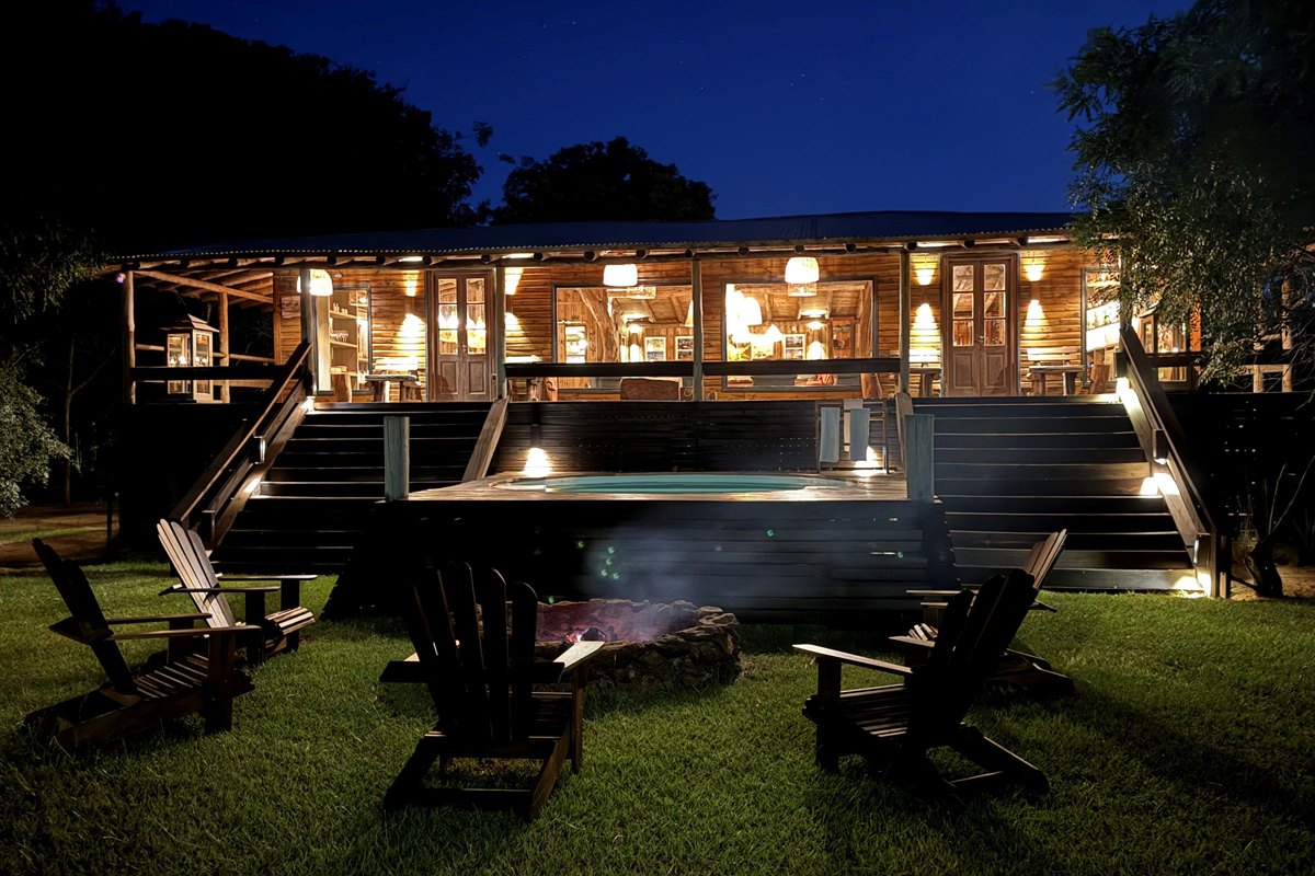 Suinda Lodge Outside at Night Suinda Lodge Outside at Night