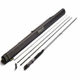 Totalansicht der Adams XTZ Adixion Nymphenrute auf weißem Hintergrund; zeigt den innovativen Griff, den schwarzen Down-locking Rollenhalter und das dunkle Blank-Segment mit Adams-Branding, sowie das Transportrohr