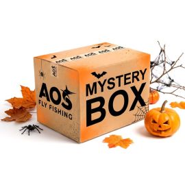 AOS Mystery Box Spinnfischen als Halloween Special, Karton mit orangefarbenen Akzenten, Fledermäusen, Spinnennetz, Kürbissen und Herbstlaub