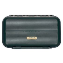 Draufsicht des geschlossenen C&F Design 30th Anniversary Fly Cases in Größe Large; das robuste, mattschwarze Gehäuse zeigt mittig die edle, schwarze Aluminium-Platte im Wellen-Relief mit dem runden 30-Jahre-Jubiläumslogo auf hellem Hintergrund
