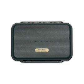 Perspektivische Dreiviertel-Ansicht des geschlossenen, limitierten C&F Design 30th Anniversary Fly Cases (Medium) vor hellem Hintergrund; deutlich zu erkennen sind das kompakte, mattschwarze Gehäuse mit abgerundeten Ecken, der stabile Verschlussclip an de