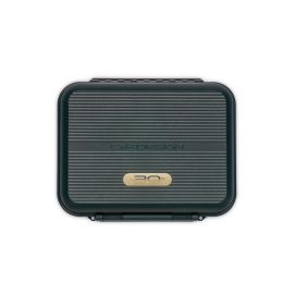 Perspektivische Schrägansicht der geschlossenen, limitierten C&F Design 30th Anniversary Fly Box in Größe Small vor weißem Hintergrund; dargestellt sind das kompakte, tiefschwarze Gehäuse, der robuste seitliche Klickverschluss sowie die exklusive schwarze