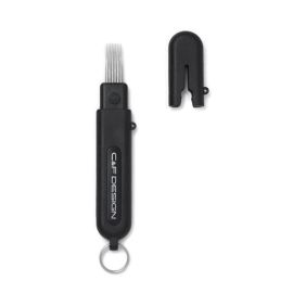 Nahaufnahme des C&F Design Micro Comb (CFT-CT3) auf weißem Hintergrund; dargestellt sind das edle, matte Gehäuse des Mini-Kamms, die abgezogene Schutzkappe sowie die sechs hauchdünnen, präzise angeordneten Edelstahlnadeln an der Spitze des Handstücks