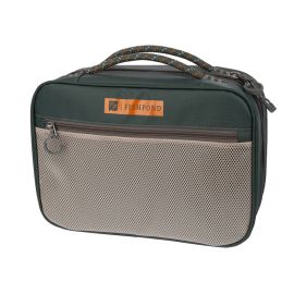 Dunkelgrüne Fishpond Backwater Bindetasche mit Tragegriff, orangefarbenem Logo-Patch und einer flachen Netztasche auf der Front