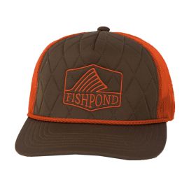 Vorderansicht der Fishpond Dorsal Fin Quilted Kappe; zeigt die braune, gesteppte Front mit orangefarbenem Logo-Stick und das orangefarbene Mesh-Gewebe am Hinterkopf
