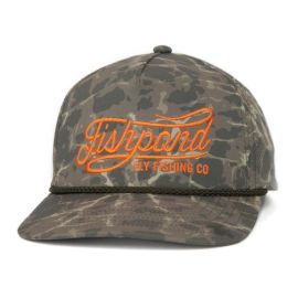 Vorderansicht des Fishpond Heritage Hats in Overcast Camo; zeigt den auffälligen orangefarbenen 3D-Stick, die braune Kordel und das Tarnmuster
