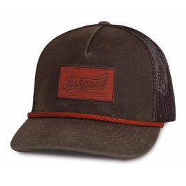 Vorderansicht der Fishpond Heritage Trucker Kappe in Peat Moss (oliv-braun); zeigt das rechteckige orangefarbene Logo-Patch, das Kordel-Detail und den Mesh-Rücken