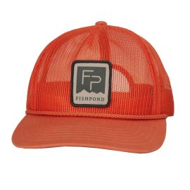 Vorderansicht der Fishpond Mesh Kappe; Front mit gesticktem Fishpond-Logo und leuchtend orangefarbenem Mesh-Rücken