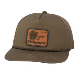 Vorderansicht der Fishpond Standby Kappe in Olive; zeigt den rechteckigen Patch mit einer gestickten Trockenfliege und dem Text "Fishpond EST 1999"