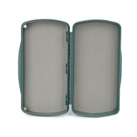 Innenansicht der geöffneten Fishpond Pescador Large Fliegenbox; zeigt die beidseitigen grauen Dynamic Foam Einlagen und die Gummidichtung