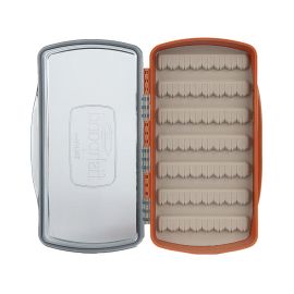 Innenansicht der geöffneten Fishpond Pescador Medium Box in Burnt Orange; zeigt das graue Tacky-Silikon mit seinen charakteristischen Schlitzen