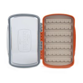 Innenansicht der geöffneten Fishpond Pescador Small Box in Burnt Orange; zeigt das graue Silikon-Pad und die blaue Wasserschutz-Dichtung.
