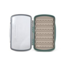 Draufsicht der geöffneten, leeren Fishpond Tacky Pescador Small LowPro Clear Fliegenbox in Smoke Grey; gut zu sehen ist die grau-grüne Silikoneinlage mit den geformten Fliegenschlitzen sowie der transparente Klappdeckel auf weißem Hintergrund