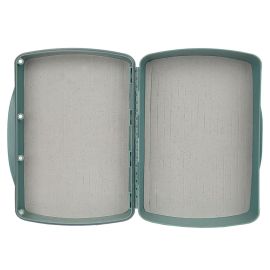 Geöffnete Pescador XL Box; zeigt die beidseitigen hellgrauen Dynamic Foam Einlagen mit zahlreichen Schlitzen für die Fliegenaufnahme.