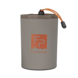 Vorderansicht des Fishpond Thunderhead Flaschenhalters in ECO Shale; zeigt das robuste, dunkelbeige Material und den verstellbaren elastischen Sicherheitsverschluss