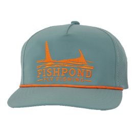 Vorderansicht des hellblauen Fishpond Tracker Hats; zeigt den orangen Permit-Stick, den FISHPOND-Schriftzug und die orangefarbene Kordel am Schirmansatz