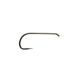 Seitenansicht des widerhakenlosen Fulling Mill Complete Dry Trockenfliegenhakens in glänzendem Black Nickel vor weißem Hintergrund; dargestellt sind der perfekt geschwungene Bogen, das nach unten gebogene Öhr und die nadelscharfe, gerade Spitze.