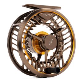 Schräge Frontansicht der Guideline AURA Fliegenrolle in bronze färbiger Eloxierung mit Large-Arbor-Spule, filigranen Speichen, schwarzem Kurbelgriff und offenem Rahmendesign