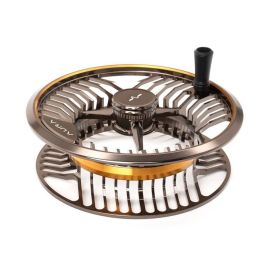 Guideline AURA Ersatzspule (Spare Spool) in bronzefarbener Eloxierung mit auffälligem orangem Innenring am Spulenkern; perspektivische Ansicht mit AURA-Schriftzug, schwarzem Kurbelgriff und Entriegelungsknopf auf weißem Hintergrund
