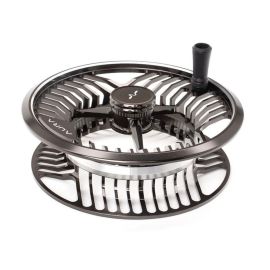 Freistehende Guideline AURA Ersatzspule (Spare Spool) in grau eloxierter Titan-Ausführung; perspektivische Ansicht mit sichtbarem Spulenkern, AURA-Schriftzug, Kurbelgriff und zentraler Verriegelung auf weißem Hintergrund