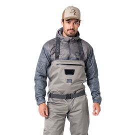 Atmungsaktive Guideline Driva Wathose aus recyceltem 4-Lagen Scale PRO Material in Ash Grey, optimiert für das Fliegenfischen auf Forellen und Äschen.