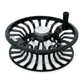 Guideline Halo EVO Ersatzspule (Spare Spool) in mattschwarzem Aluminium mit fein ausgefrästem Speichendesign, silbernem Schnellverschlussdeckel in der Mitte, silbernem Ausgleichsgewicht und schwarzem Kurbelknauf auf weißem Hintergrund