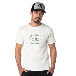 Männliches Model auf weißem Hintergrund trägt das cremeweiße Guideline Mayfly T-Shirt in Off White mit grünem Eintagsfliegen-Print auf der Brust und eine zweifarbige Guideline-Kappe
