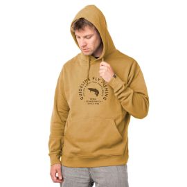 Männliches Model (181 cm, 74 kg) auf weißem Hintergrund trägt den ockergoldenen Guideline Scandi Hoodie in Größe M mit aufgesetzter Kapuze, Kängurutasche und rundem, braunem Guideline-Frontprint auf der Brust.