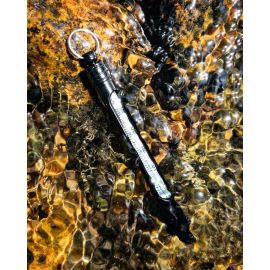 Schwarzes Stream Thermometer mit schlankem, zylindrischem Design und klassischer Temperaturskala. Als Hintergrund ist das Bachbett eines Flusses zu sehen