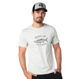 Männliches Model auf weißem Hintergrund trägt das hellgraue Guideline Tarpon T-Shirt in Farbe Fog mit grauem Tarpon-Brustprint und eine schwarz-graue Guideline-Kappe
