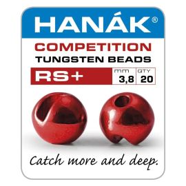 Produkt-Verpackungs-Etikett der Hanak Competition Tungsten Beads RS+ 3,8 mm in Metallic Red mit 20 Stück Inhalt; abgebildet sind zwei glänzende, metallic-rote Wolframperlen mit schmalem Schlitz von vorne und der Seite sowie der Slogan "Catch more and deep