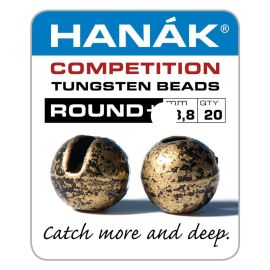 Produkt-Verpackungs-Etikett der Hanak Competition Tungsten Beads ROUND+ 3,8 mm mit 20 Stück Inhalt; abgebildet sind zwei geschlitzte, matte bronzefarbene Wolframperlen mit dunkler Marmorierung von vorne und der Seite sowie der Slogan "Catch more and deep"
