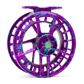 Rückansicht des Lamson Litespeed F Wild Child Fliegenrolle mit Bremsknauf; zu sehen ist die violette Anodisierung mit hellblauen Splash-Sprenkeln, die filigrane CNC-Fräsung der Speichen und der zentrale Bremsknopf mit grünem Akzent im Art Design
