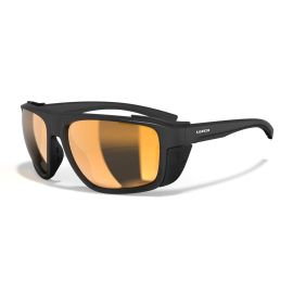 Frontal-Schrägansicht der schwarzen Leech X FISHPRO PC-CL-FIRE Polarisationsbrille mit montierten Seitenteilen; gezeigt werden der schwarze TR90-Rahmen, die orange verspiegelten Gläser und das Leech-Logo am Bügel
