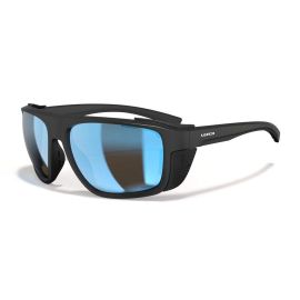 Frontal-Schrägansicht der schwarzen Leech X FISHPRO PC-CL-Water Polarisationsbrille mit montierten Seitenteilen; zu sehen sind der TR90-Rahmen, die blau verspiegelten Gläser und das Leech-Logo am Bügel
