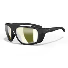 Frontal-Schrägansicht der schwarzen Leech X FISHPRO PC-YL-Sunset Polarisationsbrille mit montierten Seitenteilen; gezeigt werden der schwarze TR90-Rahmen, die gelb-silbern verspiegelten Gläser und das weiße Leech-Logo am Bügel

