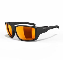 Schräge Frontalansicht der Leech X1 PC CL-Fire Polarisationsbrille; gezeigt wird der matte schwarze TPE-Rahmen mit orange-rot verspiegelten Gläsern und weißem Leech-Logo am Bügelansatz auf weißem Hintergrund
