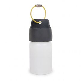 Loon Trash Bin Kit montiert auf leerer Flasche mit gelbem Silikonaufsatz und Edelstahl-Tether