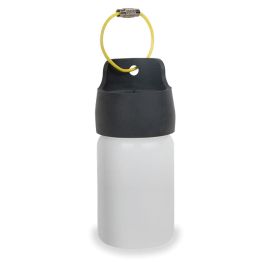 Loon Trash Bin Kit montiert auf leerer Flasche mit gelbem Silikonaufsatz und Edelstahl-Tether
