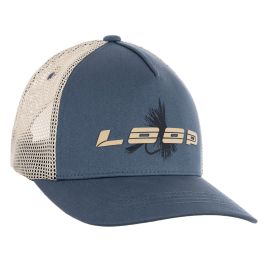 Vorderansicht der Loop Fly Trucker Cap in Blue Gray; zeigt das detaillierte Fliegen-Logo-Stickerei auf der blaugrauen Front
