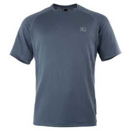 Vorderansicht des Flyt Polartec T-Shirts in Blaugrau, die die technische Kurzarm-Silhouette und den Raglan-Schnitt hervorhebt