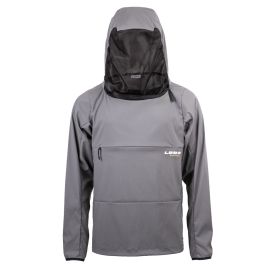 Vista frontale della giacca Loop Mygg V2 Bug Jacket grigio scuro indossata su un manichino; il cappuccio è completamente chiuso con la protezione facciale in rete nera ed è visibile l'ampia tasca sul petto
