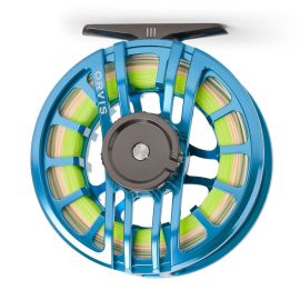 Direkte Rückansicht des Rahmens der hellblauen ORVIS Hydros Fliegenrolle; im Fokus steht der große, ergonomische Bremsknauf mit kontrastierendem graunem Innenring und gravierter Einstellskala.
