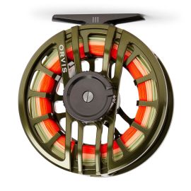Direkte Rückansicht des Rahmens der oliven ORVIS Hydros Fliegenrolle; im Fokus steht der große, ergonomische Bremsknauf mit kontrastierendem graunem Innenring und gravierter Einstellskala.

