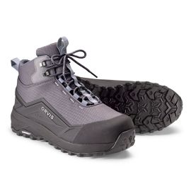 Schräge Frontalansicht des ORVIS PRO LT Watschuhs in der Farbe Steel - abgebildet sind das stahlgraue Nylon-Obermaterial, das schwarze Kurim-Mudguard-Schutzes, die graue EVA-Zwischensohle und die strukturierte Michelin-Gummi-Laufsohle.
