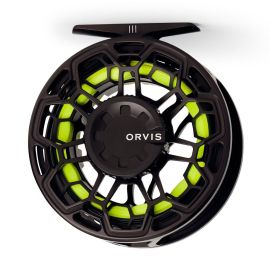 Direkte Rückansicht der ORVIS Ratio Blackout Fliegenrolle; im Mittelpunkt steht das riesige, flache und ergonomisch gerasterte Bremsrad mit dem weißen ORVIS-Logo über dem versiegelten Bremsgehäuse.
