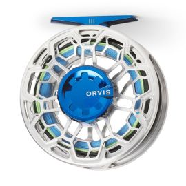 Direkte Rückansicht des silbernen Gehäuserahmens der ORVIS Ratio Fliegenrolle; im Mittelpunkt steht das riesige, flache und ergonomisch gerasterte Bremsrad über dem tiefblau eloxierten Gehäuse der vollversiegelten 16-lbs-Bremse.
