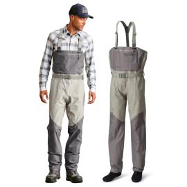 Zweiteilige Produktpräsentation der ORVIS Ultralight Wathose für Herren auf weißem Grund; links trägt ein Model die hellgrau-anthrazitfarbene Wathose in Kombination mit einem karierten Hemd und Watschuhen, rechts ist die Hose freistehend mit montierten Tr