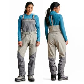Zweiteilige Produktpräsentation der ORVIS Ultralight Wathose für Damen auf weißem Hintergrund. Links zeigt die Frontalansicht an einem weiblichen Model die hellgraue Wathose mit dunkelgrauen Knie- und Beinverstärkungen, passendem Watgürtel und einer Brust
